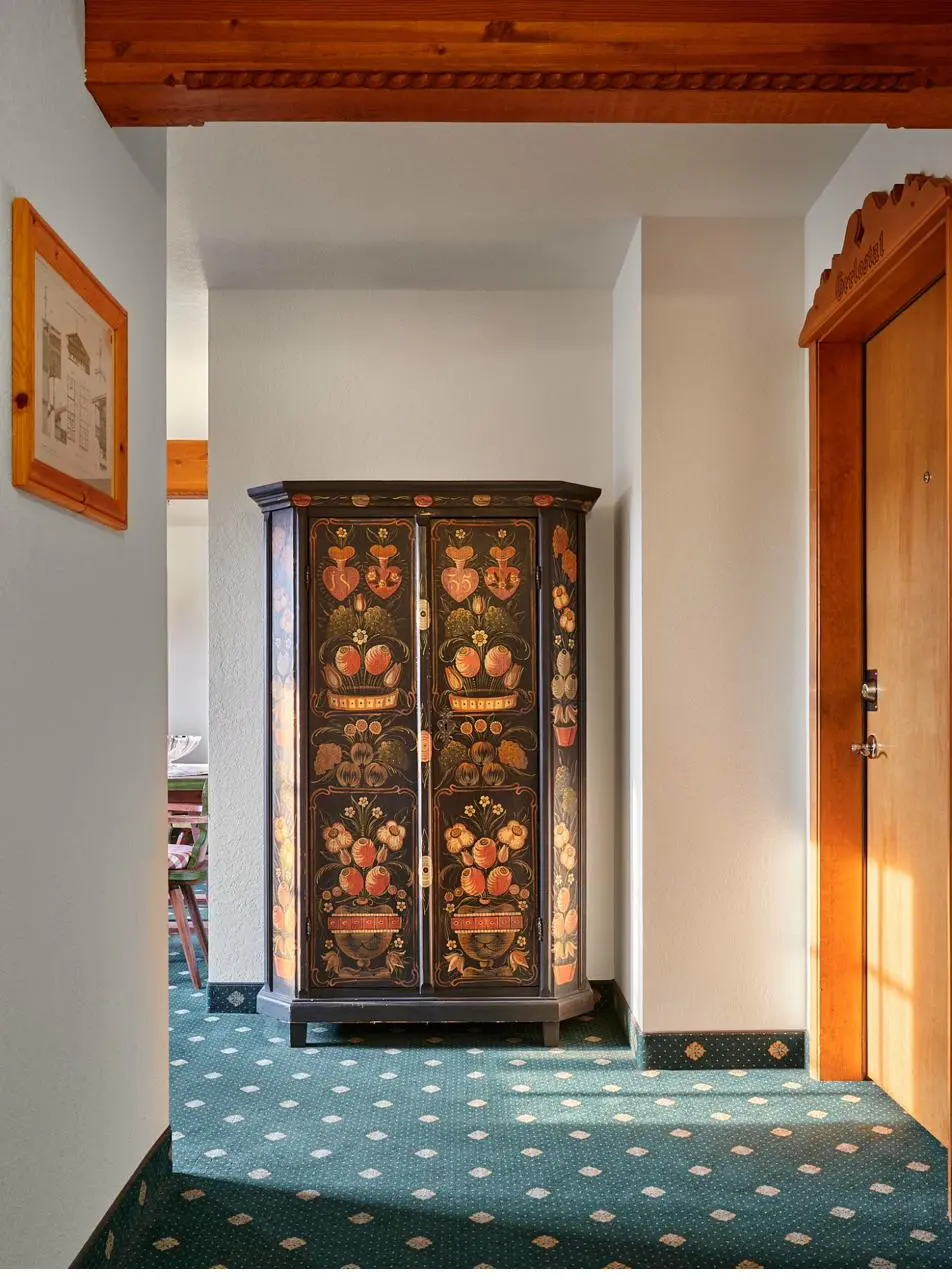 Bad Tölz dark-ground Schrank with heart and tulip Bauernmalerei