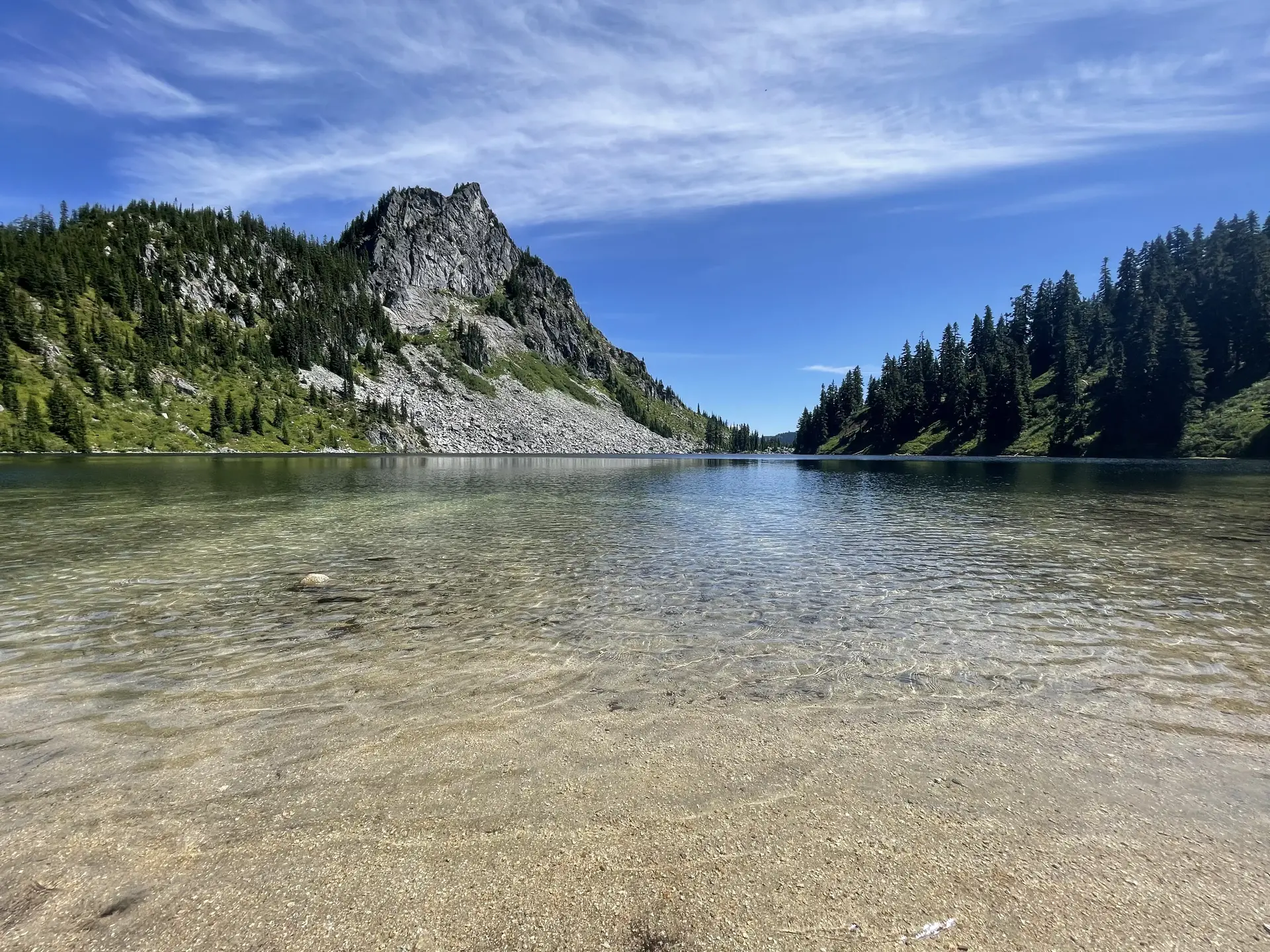 Lake Valhalla sandy beach with Lichtenberg Mountain