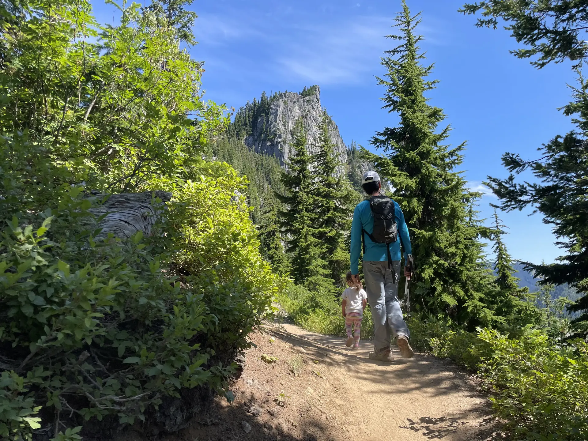 Hiking the Lake Valhalla trail with Lichtenberg Mountain above
