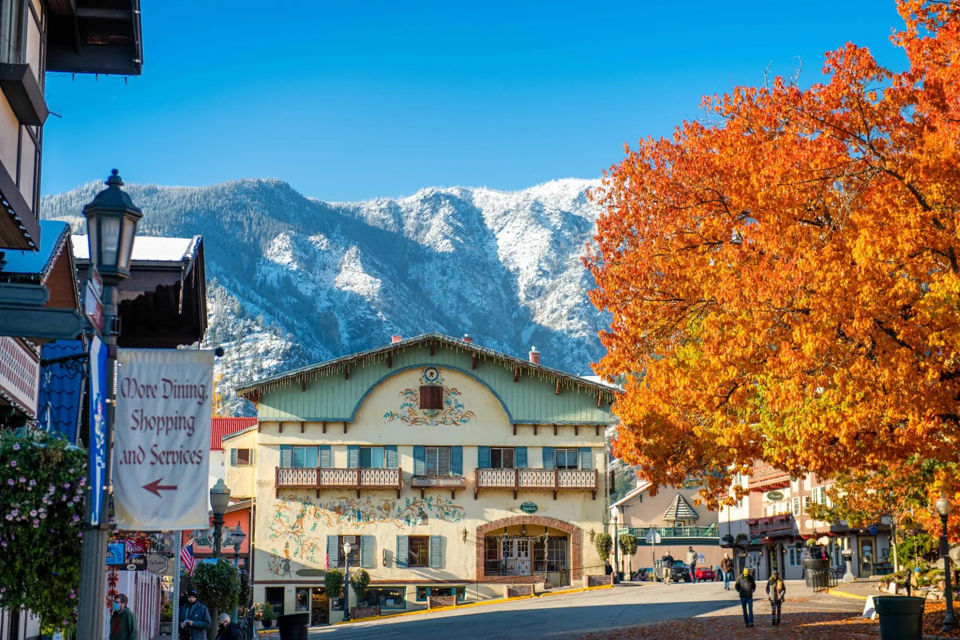 Leavenworth village fall street snow peak