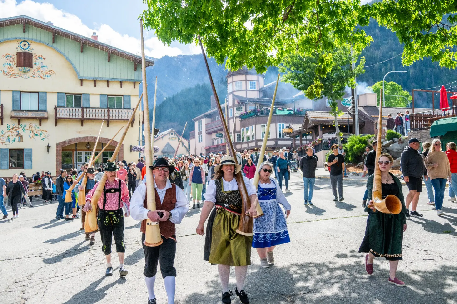 Maifest alphorn players Leavenworth village