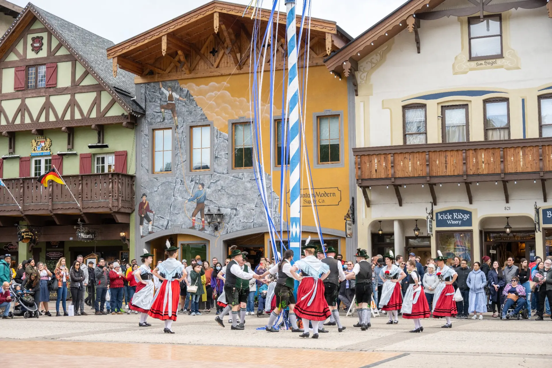 Maifest village square dancers Leavenworth