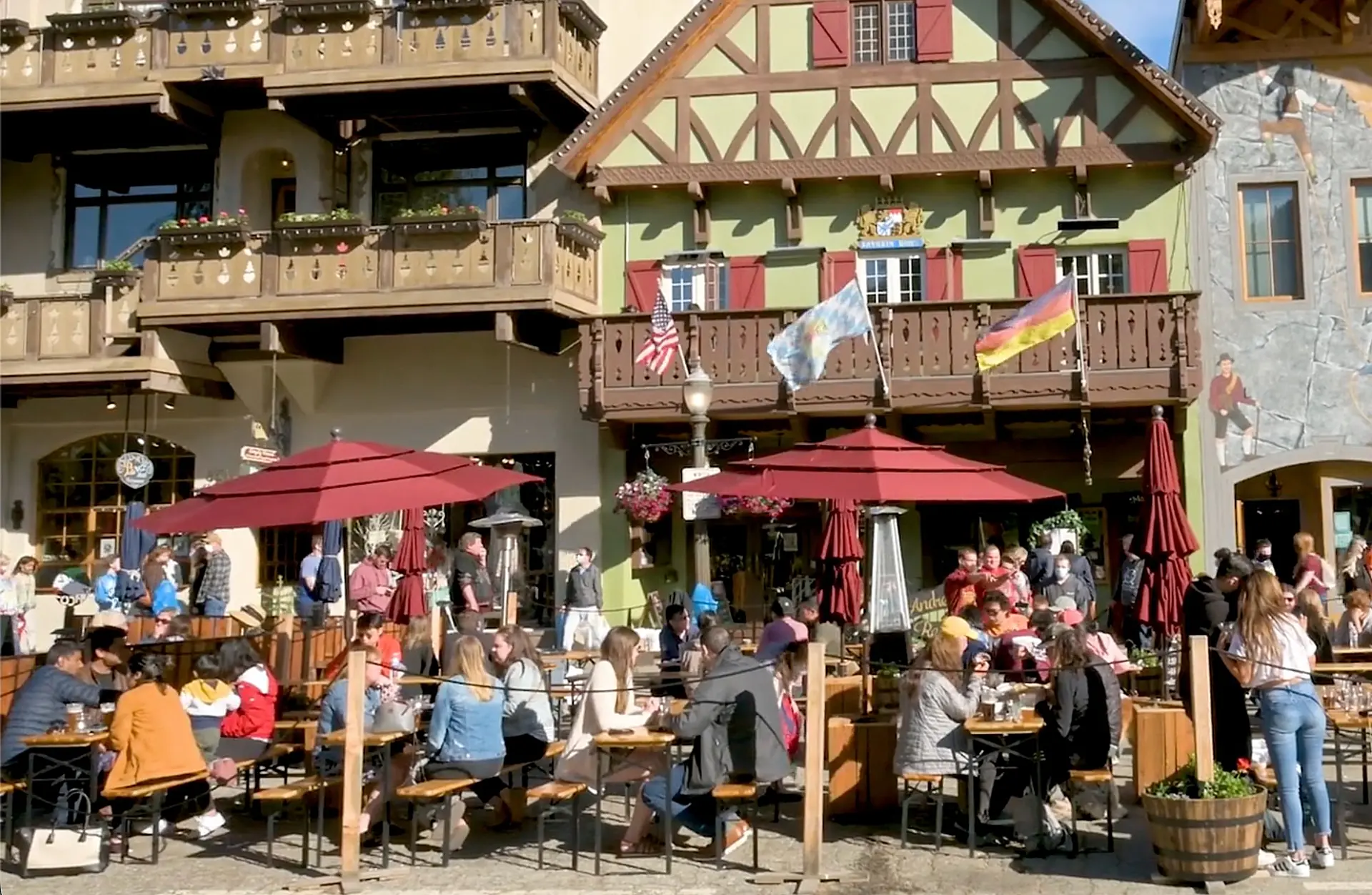 Outdoor dining Leavenworth summer