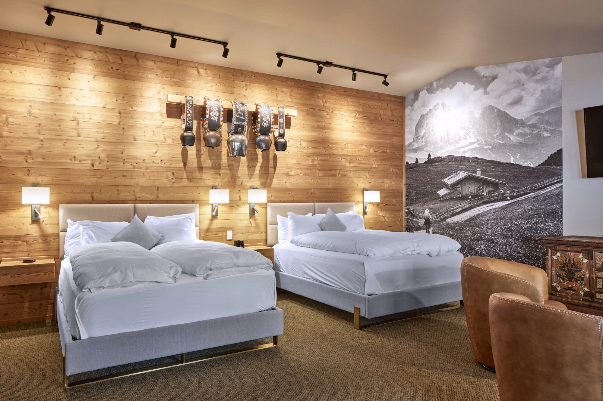 Autumn Suite two queen beds with Treicheln cowbell rack above