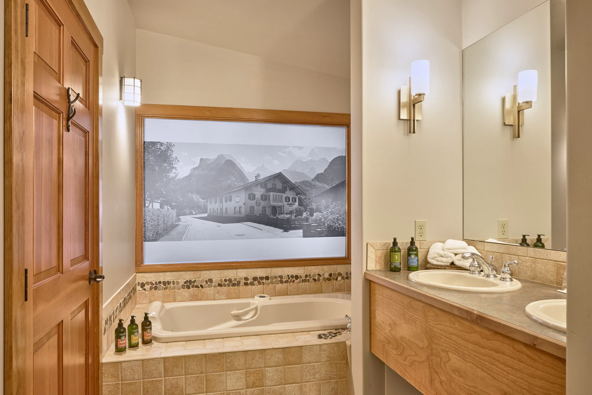 Spring Suite bathroom with soaking tub and alpine photo