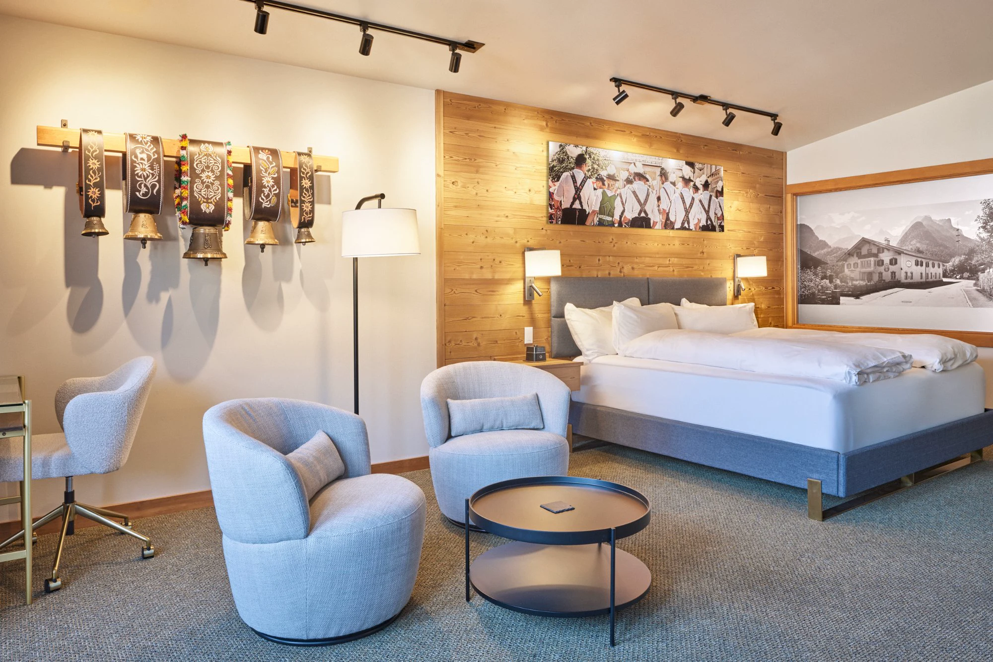 Spring Suite bedroom with Treicheln cowbell rack and armchairs