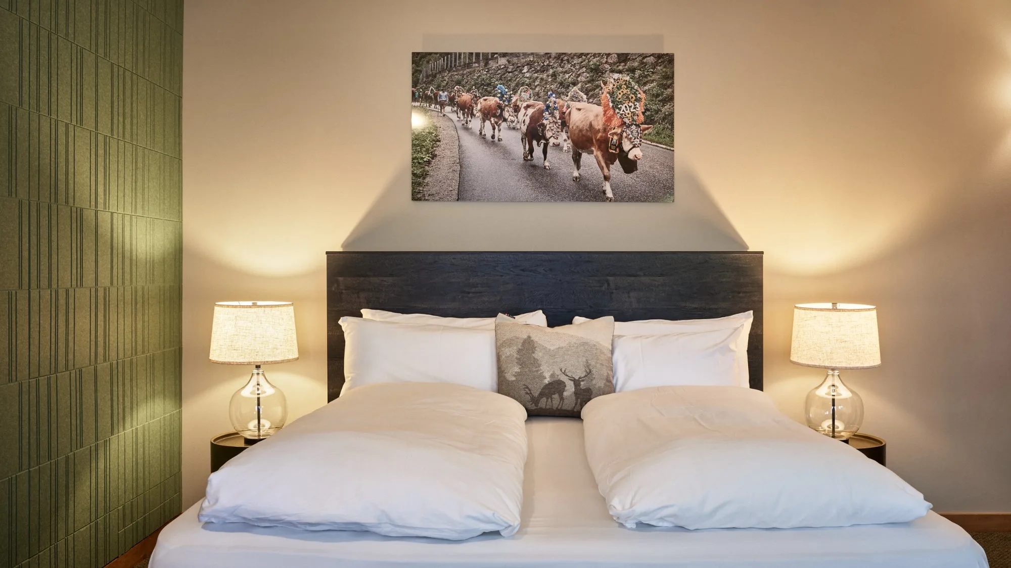 Winter Suite king bed with almabtrieb canvas above