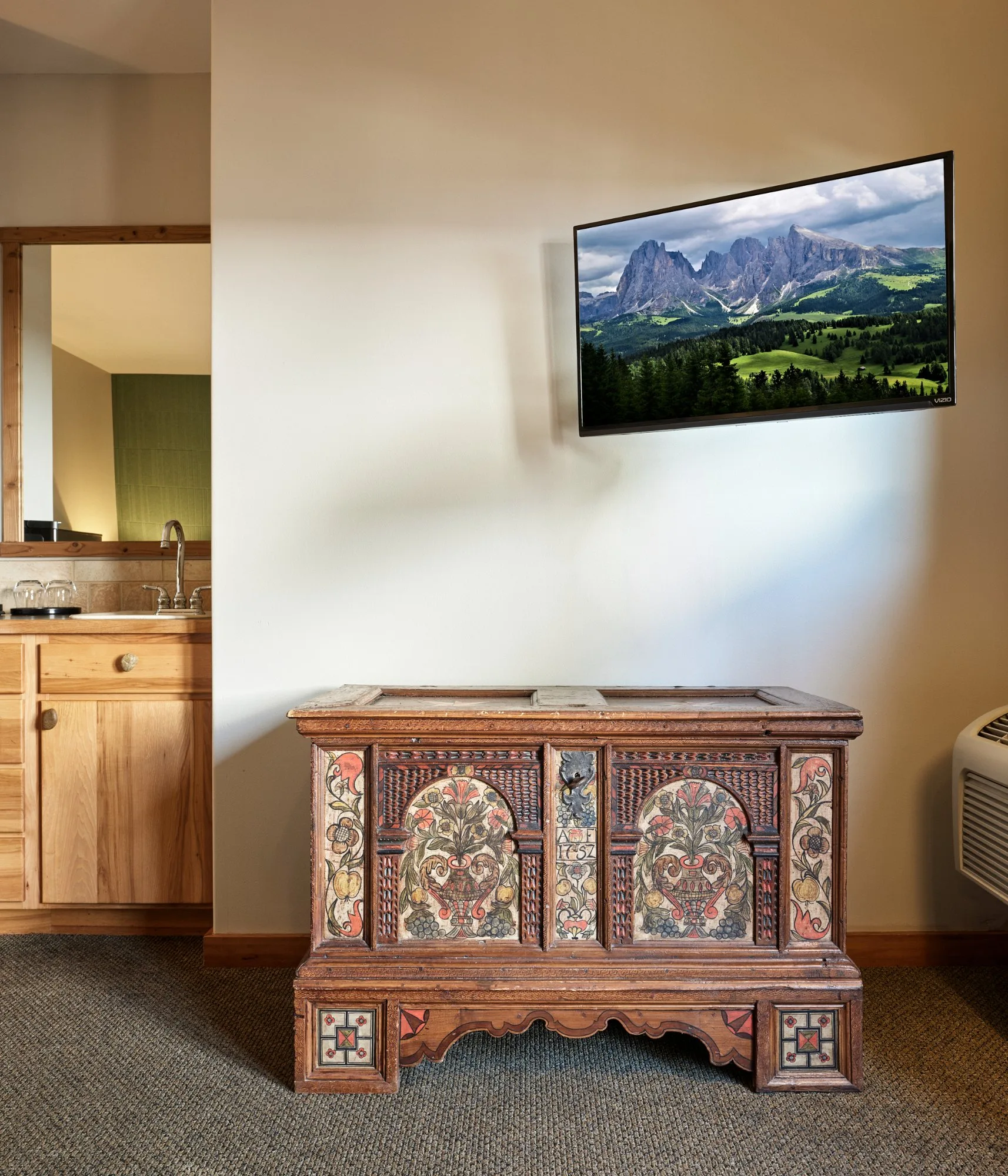 Winter Suite 1752 Truhe with wall-mounted TV above