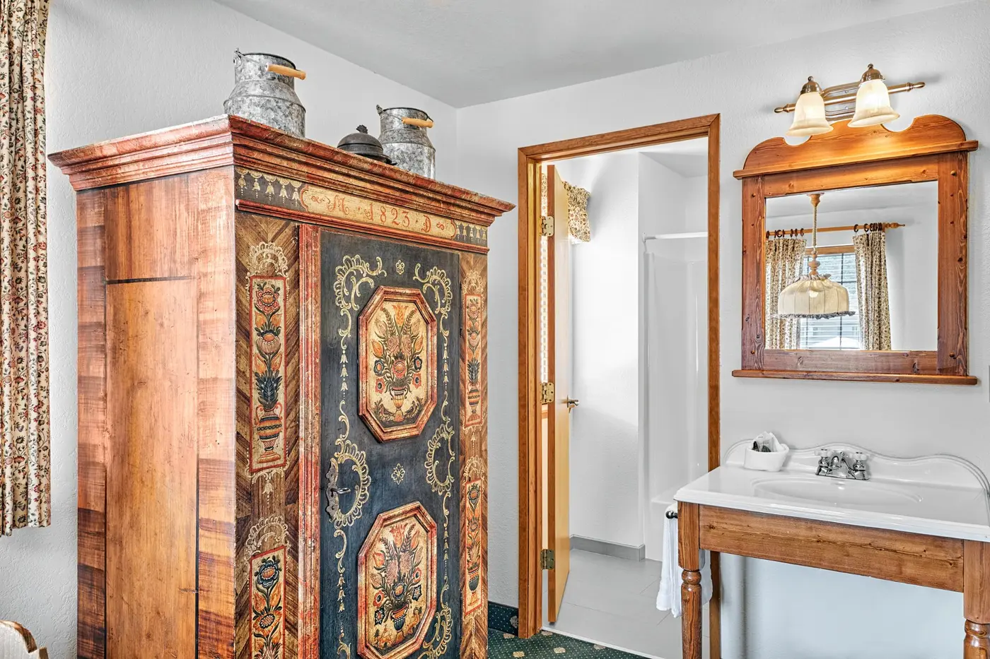 Pinzgau 1823 painted schrank