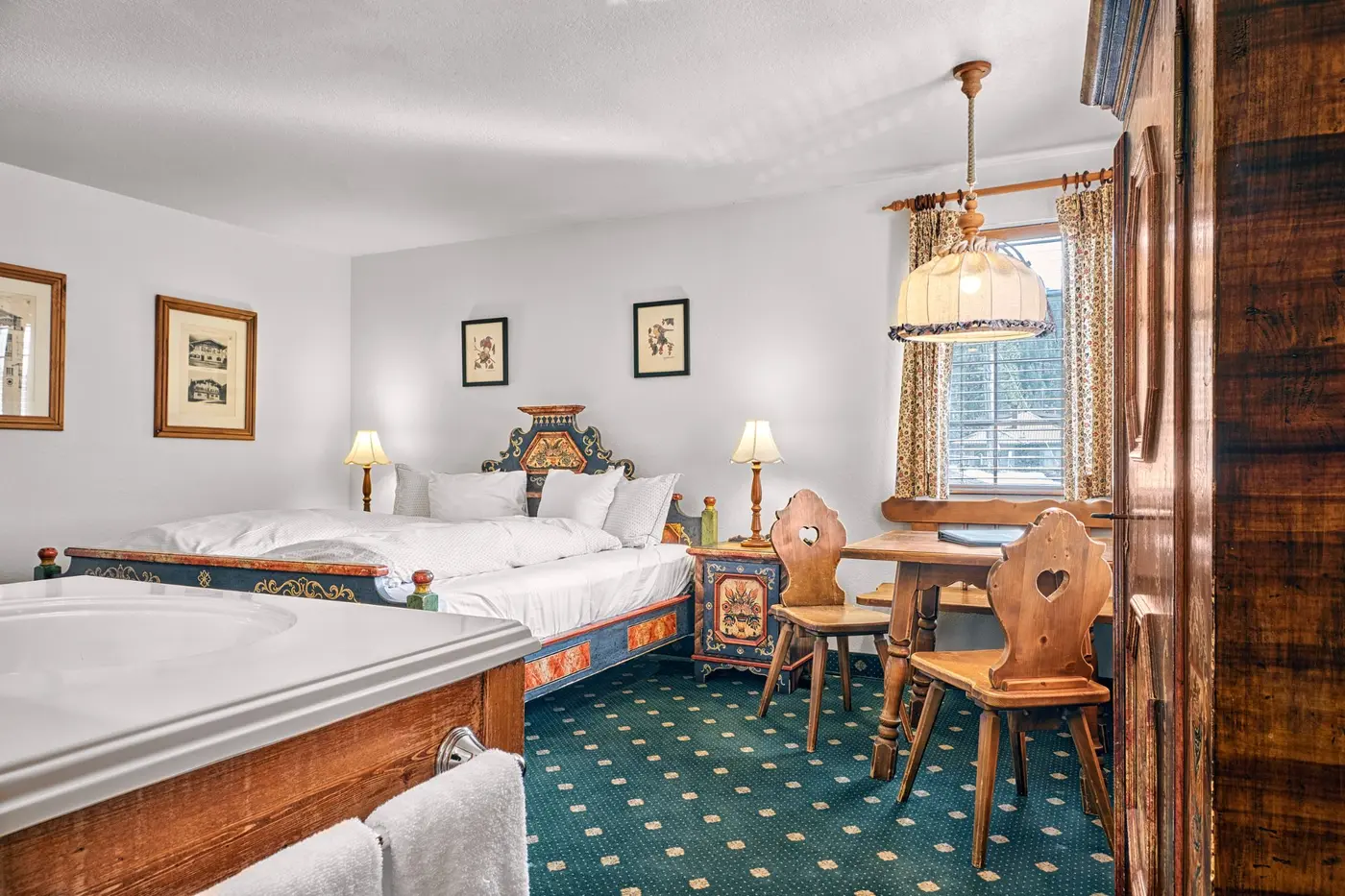 Pinzgau Jacuzzi and painted bed